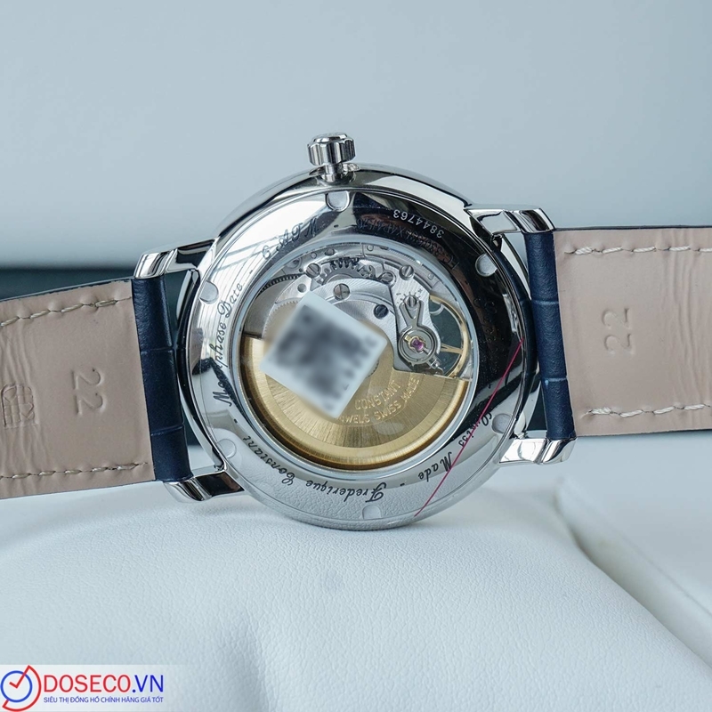 Mặt sau được thiết kế hở nên có thể dễ dàng quan sát được hoạt động của bộ máy bên trong